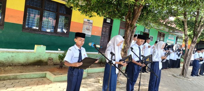 Siswa Bacakan Doa dalam Upacara Bendera madrasah 