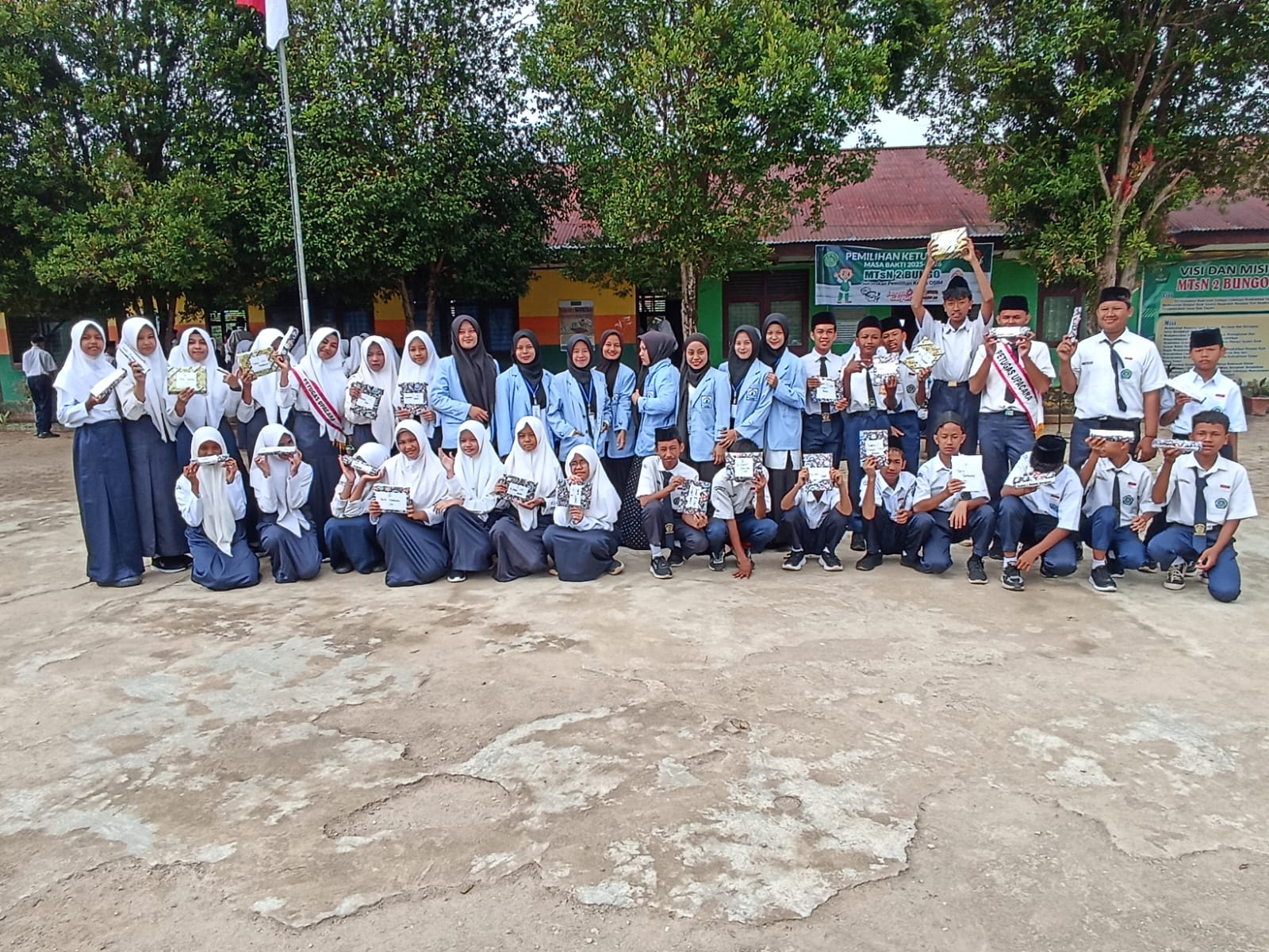 SUASANA MERIAH WARNAI PEMENGUMAN JUARA JUARA LOMBA HUT RI DI MTsN 2 BUNGO