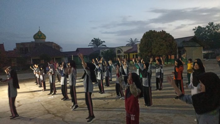 Anggota PMR MTsN 2 Bungo Gelar Senam Sehat Pagi Hari