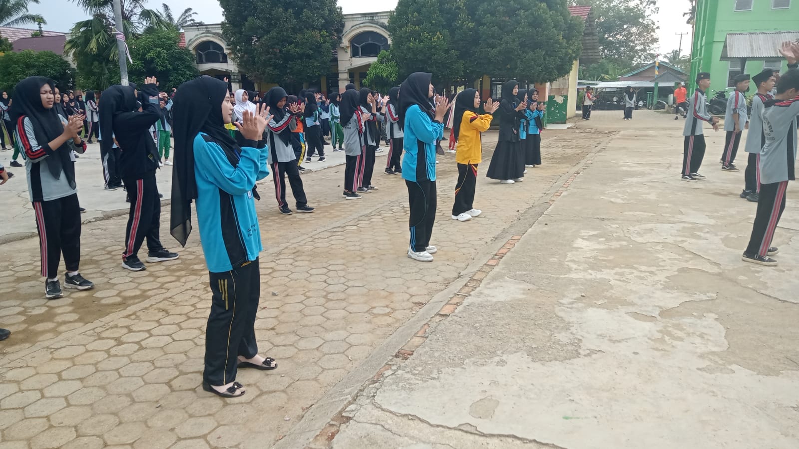 MTsN 2 BUNGO IKUTI SENAM YANG MEMBARA DI LAPANGAN MTsN 2 BUNGO