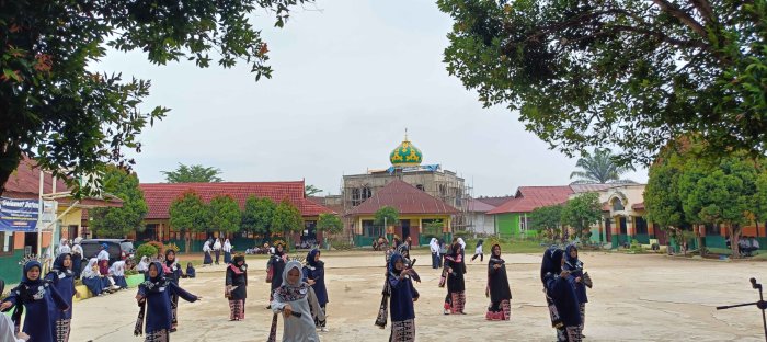 Siswa MTsN 2 Bungo Tampilkan Praktek Tari di Lapangan Siswa MTsN 2 Bungo Tampilkan Praktek Tari di Lapangan