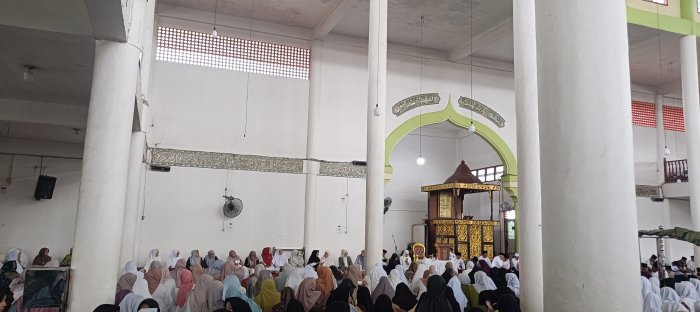 Guru MTsN 2 Bungo Bacakan Tilawah pada Tabligh Akbar Maulid Nabi