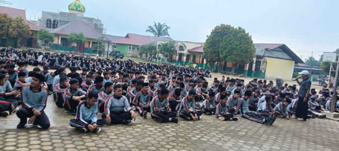 MTsN 2 Bungo Perketat Kedisiplinan Siswa Melalui Pembinaan Langsung