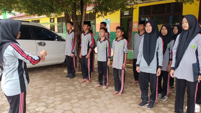 Siswa Kelas VIII.C MTsN 2 Bungo Latihan Upacara