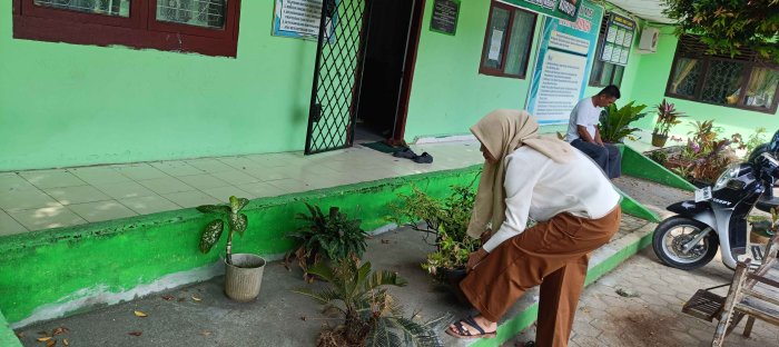 Isi Waktu Senggang Libur Semester, Ibu Reka Davinda, S.E. Tata Kembang di Taman Kantor