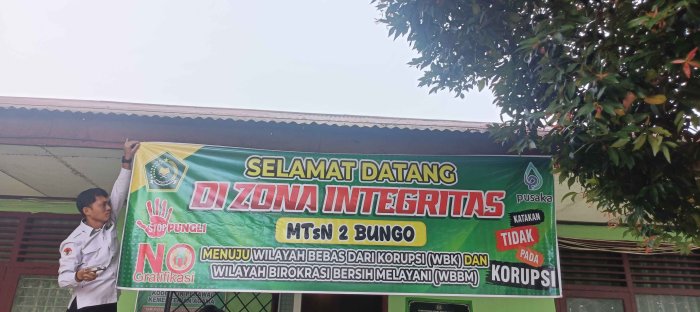 Tegaskan Komitmen Anti-Korupsi, Bapak Firdaus, S.IP Pasang Spanduk Zona Integritas di Depan Kantor MTsN 2 Bungo Tegaskan Komitmen Anti-Korupsi, Bapak Firdaus, S.IP Pasang Spanduk Zona Integritas di Depan Kantor MTsN 2 Bungo