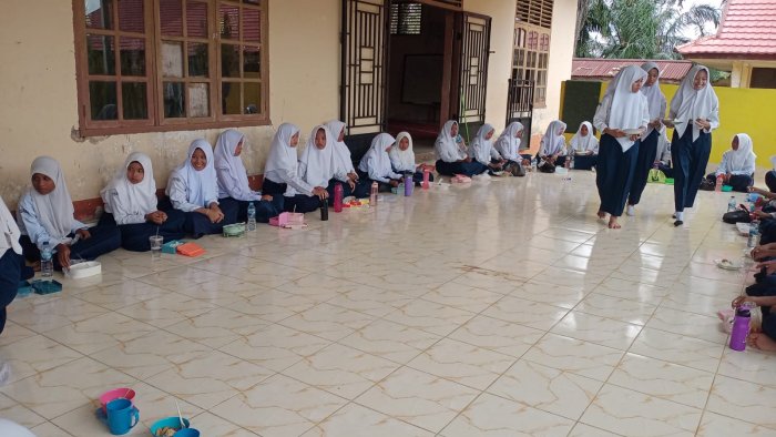 Anggota PMR MTsN 2 Bungo Gelar Makan Siang Bersama