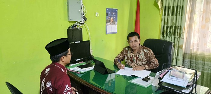 Kepala MTsN 2 Bungo Lakukan Pengecekan Perlengkapan dan Bahan Ajar Waka Kurikulum di Ruang Kepala Madrasah