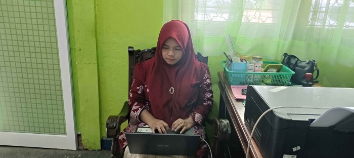 Kejar Tayang! Operator Simpatika MTsN 2 Bungo Tuntaskan Laporan SKAKPT Tepat Waktu