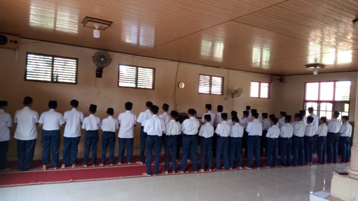 Sinergi Spiritual Siswa Kelas VII MTsN 2 Bungo Gelar Sholat Dhuha Berjamaah Sinergi Spiritual Siswa Kelas VII MTsN 2 Bungo Gelar Sholat Dhuha Berjamaah