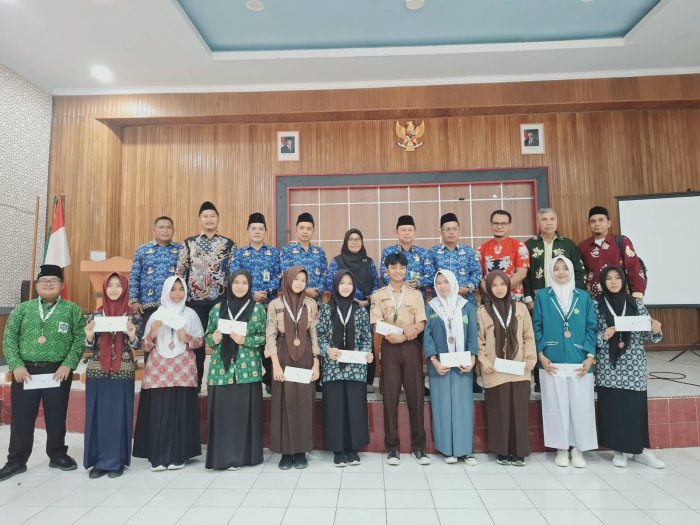 Dua Siswi MTsN 2 Bungo Juara OMI Kabupaten Dua Siswi MTsN 2 Bungo Juara OMI Kabupaten