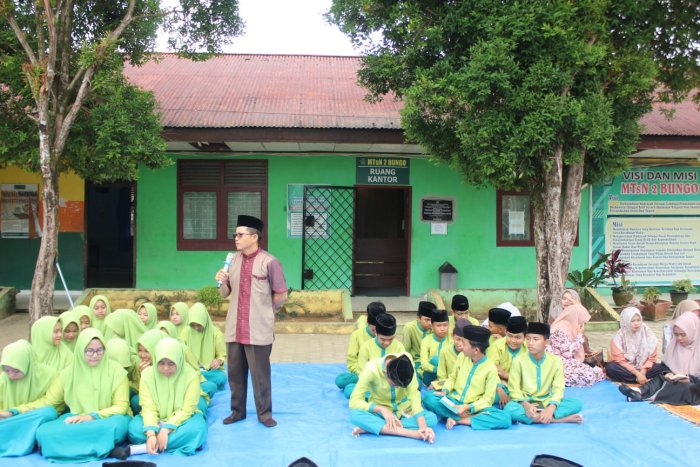 Menjemput Berkah di Lapangan Madrasah: Saat Adab Menuntut Ilmu Lebih Utama dari Sekadar Angka