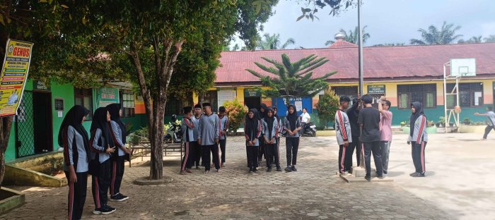 Petugas Upacara Senin dari Kelas IX.C Matangkan Persiapan