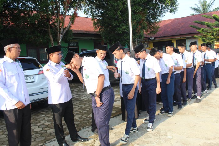 Saling Bermaafan, Keluarga Besar MTsN 2 Bungo Gelar Halal Bihalal di Hari Pertama Madrasah