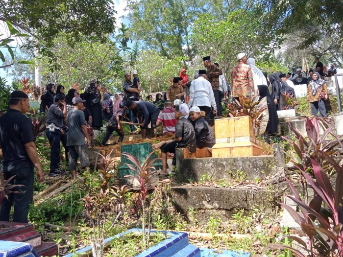 Eratkan Tali Persaudaraan, Keluarga Besar MTsN 2 Bungo Rangkul Ibu Safety Arabiyah di Tengah Suasana Duka Eratkan Tali Persaudaraan, Keluarga Besar MTsN 2 Bungo Rangkul Ibu Safety Arabiyah di Tengah Suasana Duka