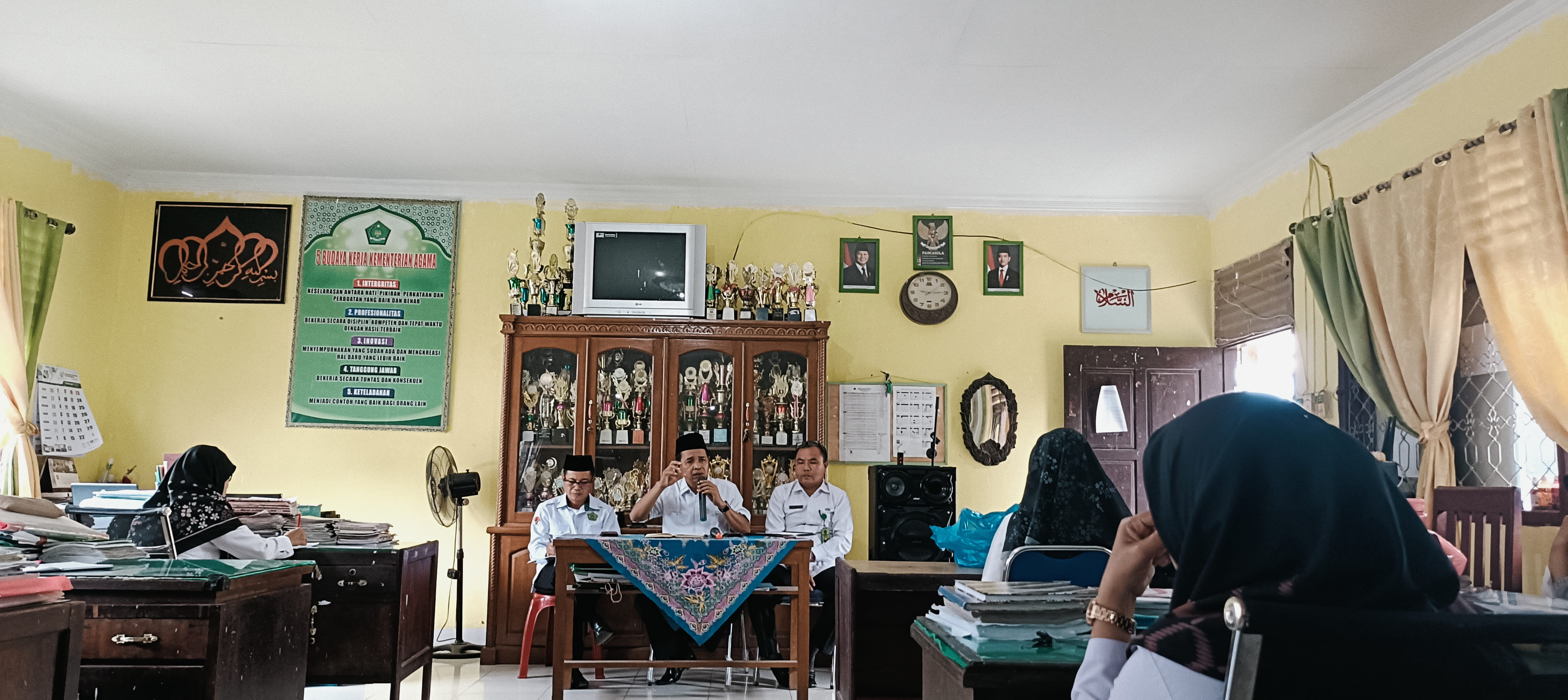 RAPAT KELUARGA BESAR MTsN 2 BUNGO MEMBAHAS PERSIAPAN WISUDA TAHFIZ DAN KEGIATAN DI BULAN SUCI RAMADHAN 