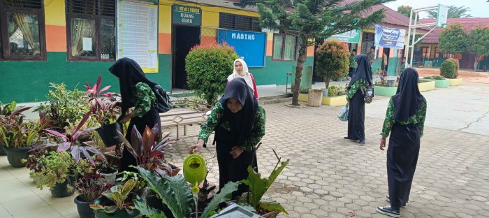 Siswa MTsN 2 Bungo Rawat Tanaman untuk Lingkungan Asri