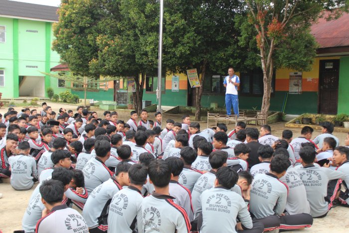 Sentuh Hati Siswa Kelas IX, Guru BK Bapak Pendrizal Sampaikan Nasehat Bijak di Lapangan MTsN 2 Bungo Sentuh Hati Siswa Kelas IX, Guru BK Bapak Pendrizal Sampaikan Nasehat Bijak di Lapangan MTsN 2 Bungo