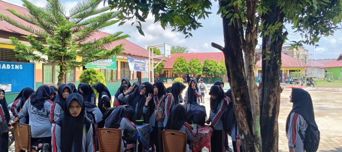 MTsN 2 Bungo Bagikan Vitamin Penambah Darah untuk Siswi