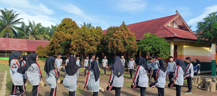 Siswa MTsN 2 Bungo Praktik Penjas Dibawah bimbingan Mahasiswa UMMUBA