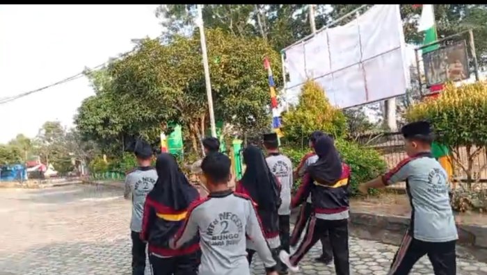 Mantapkan Persiapan, Siswa-Siswi MTsN 2 Bungo Ikuti Gladi Bersama Upacara HUT RI di Kemenag Bungo
