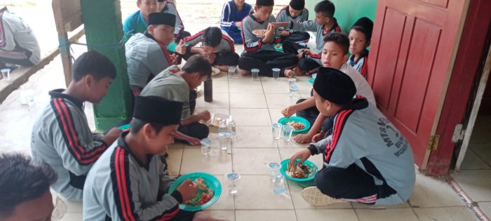 Anggota Pramuka MTsN 2 Bungo Gelar Makan Bersama