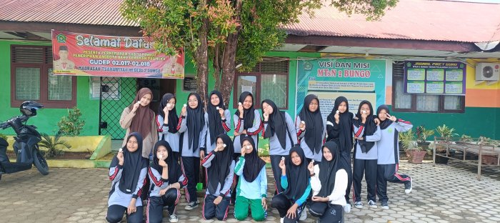 MTsN 2 Bungo Bagikan Obat Penambah Darah untuk Siswi