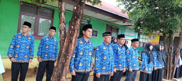 Menindaklanjuti Instruksi Kepala Madrasah, ASN MTsN 2 Bungo Gunakan Baju Korpri 17 November