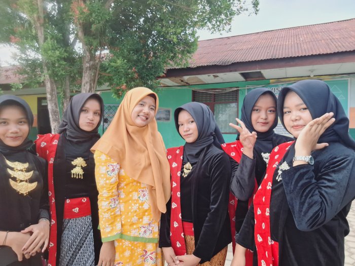 Siswa MTsN 2 Bungo Tampilkan Tari Tradisional di Lapangan Madrasah