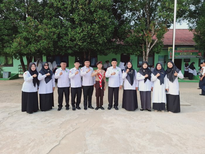 Sesi Foto Bersama Warnai Suasana Keakraban Usai Pelepasan Siswa MTsN 2 Bungo Menuju Jamnas XII 2026 Sesi Foto Bersama Warnai Suasana Keakraban Usai Pelepasan Siswa MTsN 2 Bungo Menuju Jamnas XII 2026