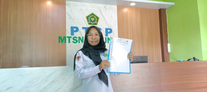 Tingkatkan Kesejahteraan Pendidik, Guru MTsN 2 Bungo Serahkan Berkas Sertifikasi ke Kemenag Tingkatkan Kesejahteraan Pendidik, Guru MTsN 2 Bungo Serahkan Berkas Sertifikasi ke Kemenag