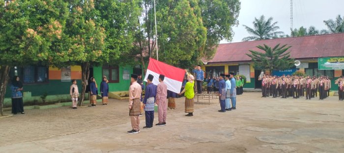 MTsN 2 Bungo Kenang Semangat Pemuda 1928 Lewat Upacara Pengibaran Bendera
