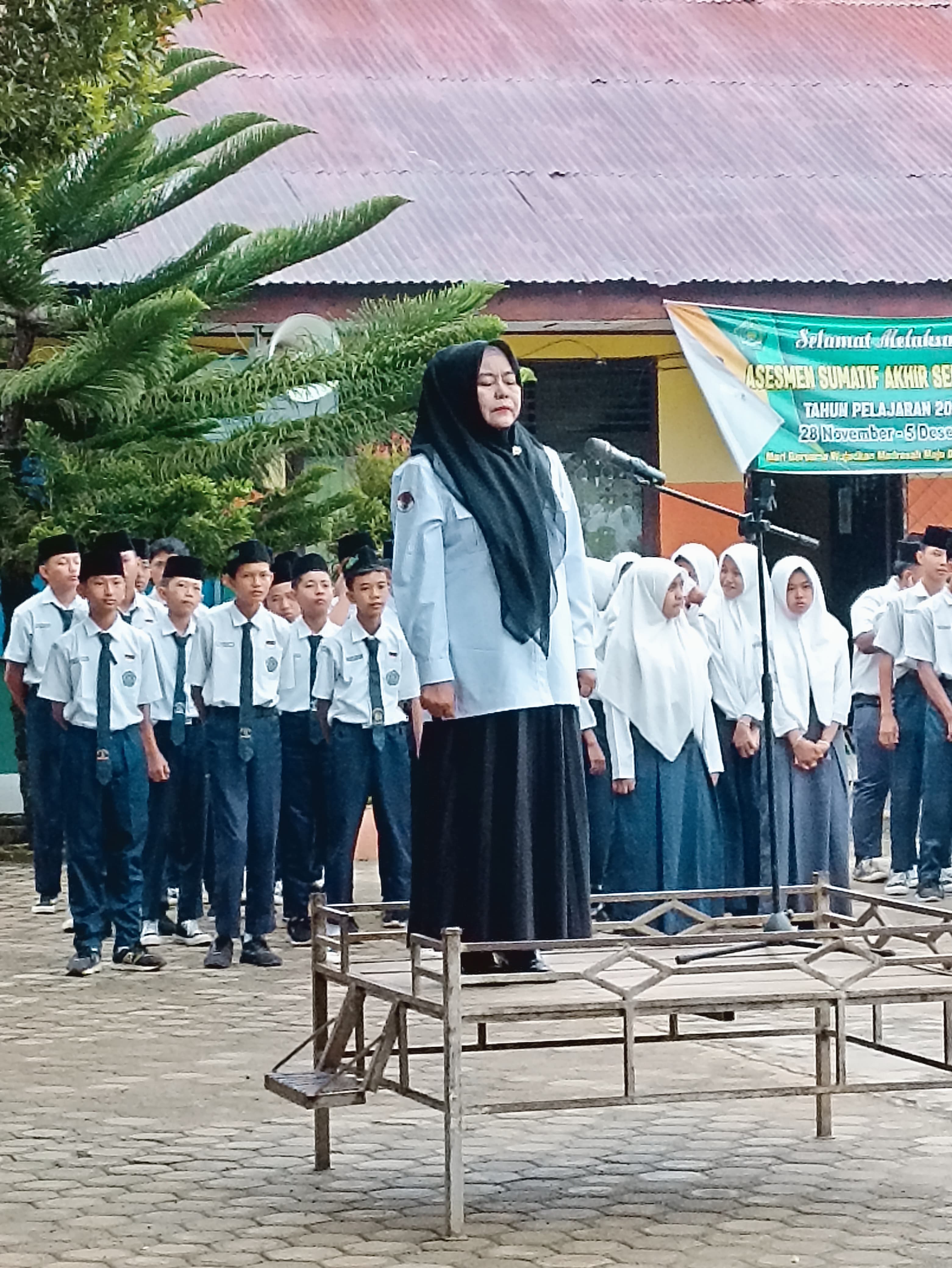 UPACARA BENDERA DI MTsN 2 BUNGO UPACARA BENDERA DI MTsN 2 BUNGO