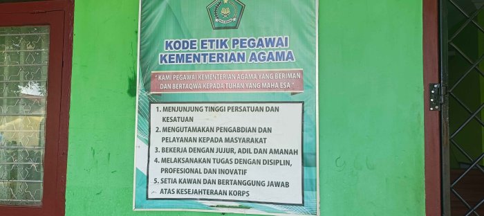 Penguatan Budaya Kerja: Kode Etik Pegawai Kemenag Terpasang di Gedung Madrasah
