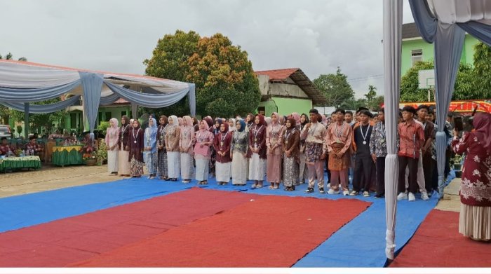 Penampilan Haru Siswa Kelas IX, Persembahkan Lagu Terima Kasihku untuk Guru*