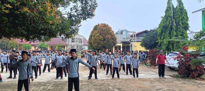Kepala MTsN 2 Bungo Tunjukkan Semangat Kebersamaan Lewat Senam Sehat Kepala MTsN 2 Bungo Tunjukkan Semangat Kebersamaan Lewat Senam Sehat