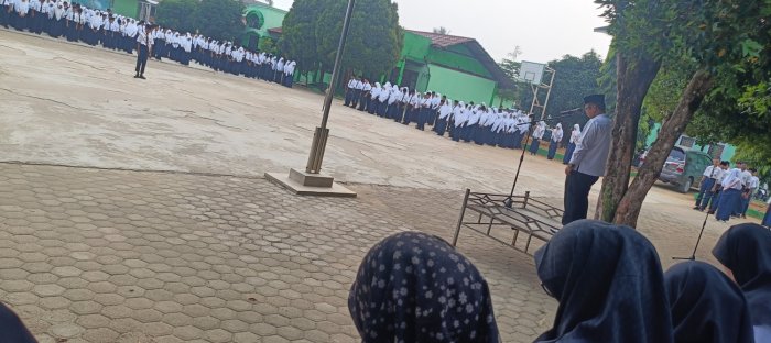 Upacara Bendera Hari Senin di MTsN 2 Bungo Berlangsung Khidmat, Pembina Ajak Siswa Kenang Jasa Pahlawan