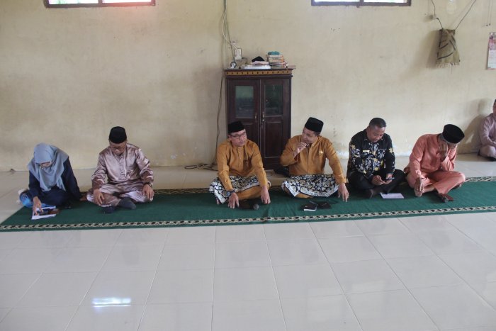 Samakan Visi Pendidikan, MTsN 2 Bungo Gelar Rapat Bersama Wali Murid Calon Siswa Baru dan Komite di Musholla