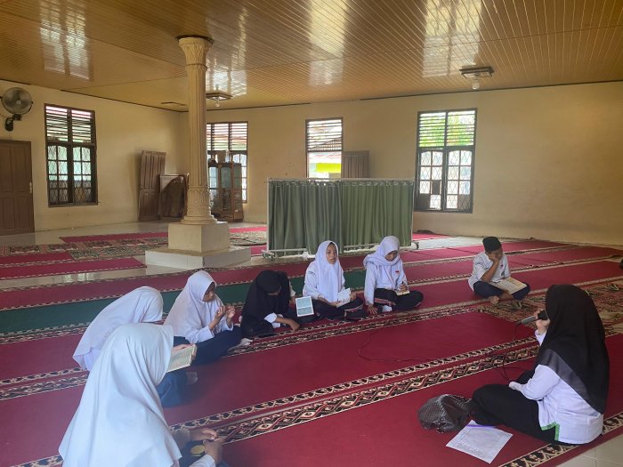 Anggota Tilawah MTsN 2 Bungo Lanjutkan Latihan di Musholla