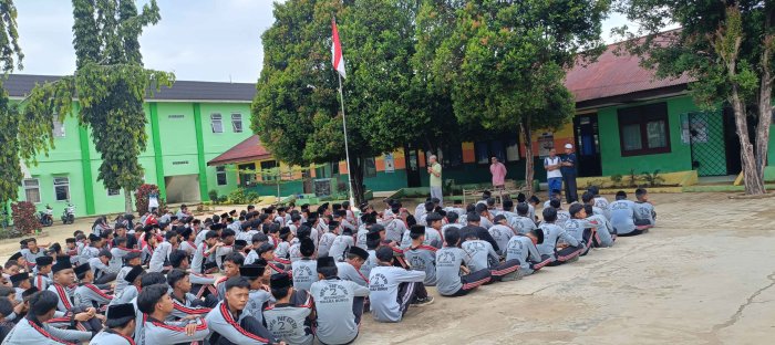 Waka Humas MTsN 2 Bungo Tekankan Etika Siswa di Madrasah Waka Humas MTsN 2 Bungo Tekankan Etika Siswa di Madrasah