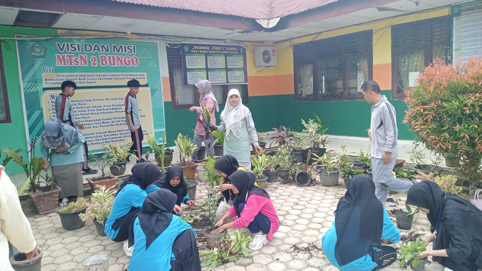 GONTONG ROYONG BERSAMA WARNAI LINGKUNGAN MADRASAH 