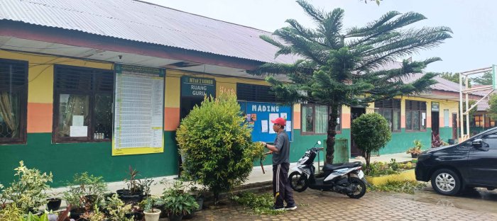 Dedikasi Tanpa Batas: Meski Diguyur Hujan, Pak Eko Widodo Tetap Semangat Hijaukan Lingkungan MTsN 2 Bungo Dedikasi Tanpa Batas: Meski Diguyur Hujan, Pak Eko Widodo Tetap Semangat Hijaukan Lingkungan MTsN 2 Bungo