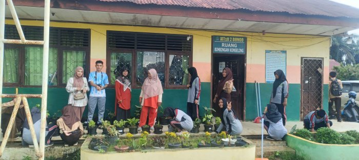 Sambut Libur Lebaran, Anggota PMI MTsN 2 Bungo Percantik Lingkungan Ruang UKS Sambut Libur Lebaran, Anggota PMI MTsN 2 Bungo Percantik Lingkungan Ruang UKS