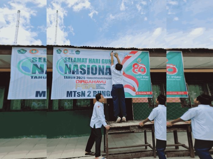 Sambut HUT PGRI ke-80, MTsN 2 Bungo Pasang Spanduk Hari Guru Nasional 2025