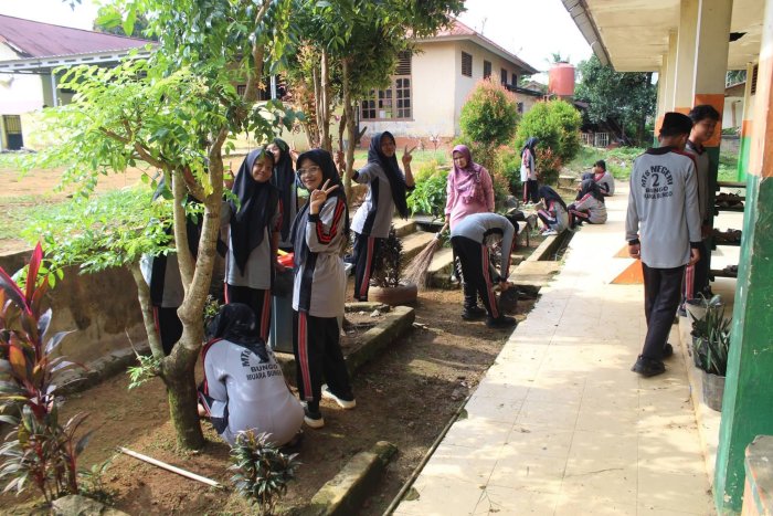 Jelang Ujian Semester Genap, Siswa MTsN 2 Bungo Kompak Gelar Gotong Royong Bersihkan Ruang Kelas dan Lingkungan Madrasah