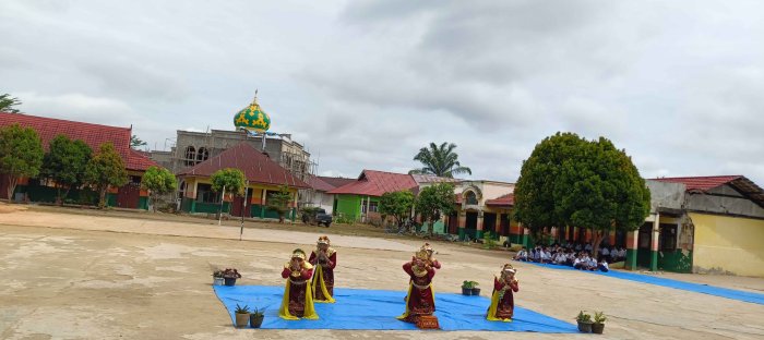 Siswa MTsN 2 Bungo Tampilkan Tari Persembahan sebagai Pembuka Acara HGN