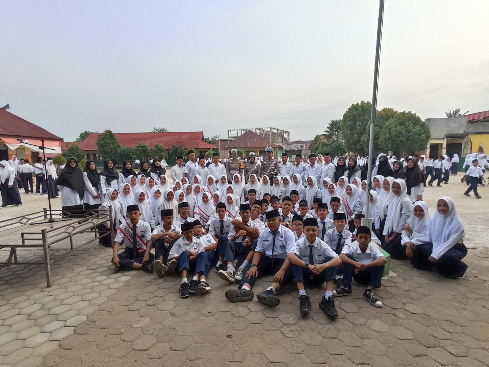 UPACARA DI MTsN 2 BUNGO KANIT REGIDENT SATLANTAS POLRES BUNGO HADIR SEBAGAI PENBICARA 