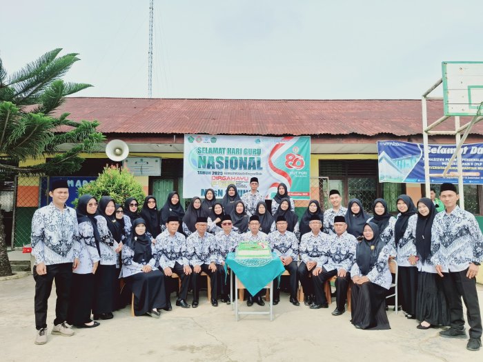 Hari Guru Diperingati Meriah di Madrasah