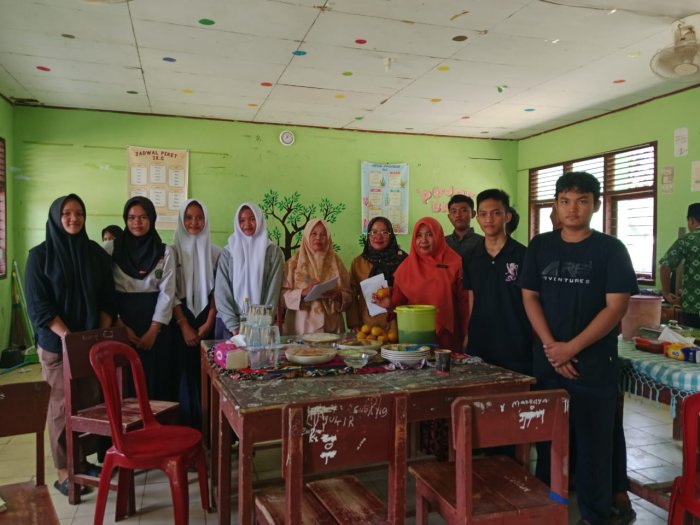 Siswa MTsN 2 Bungo Praktik Tata Boga di Kelas Bahasa Indonesia