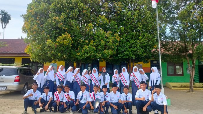 Kelas VII E MTsN 2 Bungo Rayakan Sukses Upacara